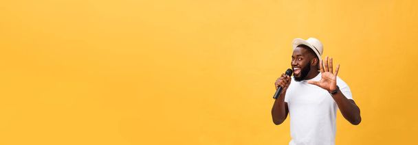 Молодих підлітків чорного афро-американських хлопчик співак, виконуючою на концерт - Фото, зображення