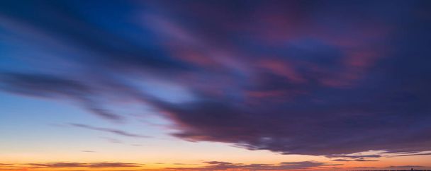 Himmel mit Wolken während des Sonnenuntergangs. Wolken und blauer Himmel. Ein hochauflösendes Foto. Panoramafoto für Design und Hintergrund. - Foto, Bild