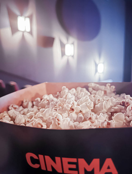 Kino i rozrywka, pudełko po popcornie w kinie do transmisji strumieniowej programów telewizyjnych i branża filmowa produkcja marki - Zdjęcie, obraz
