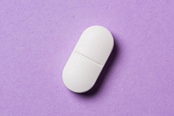 White medicine pill on a table. - 写真・画像