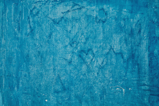 Grunge krásná světle modrá omítka stěna s prostorem pro text nebo obrázek. Abstraktní kresby srdce, čar a prasklin na pozadí. Umění hrubé stylizované textury. - Fotografie, Obrázek