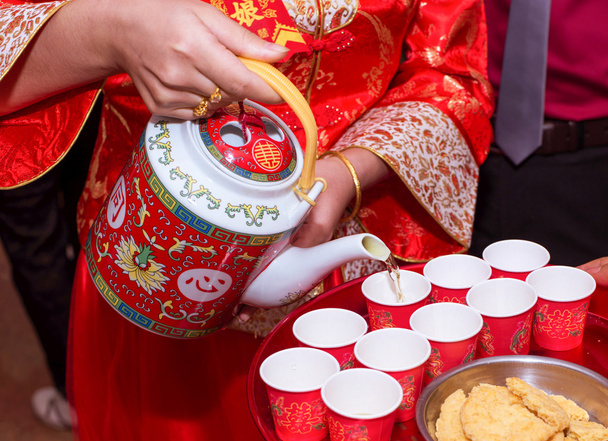 a noiva servindo o chá para os anciãos
 - Foto, Imagem