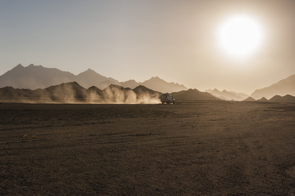 Off road safari na pustyni z zachodu słońca - Zdjęcie, obraz