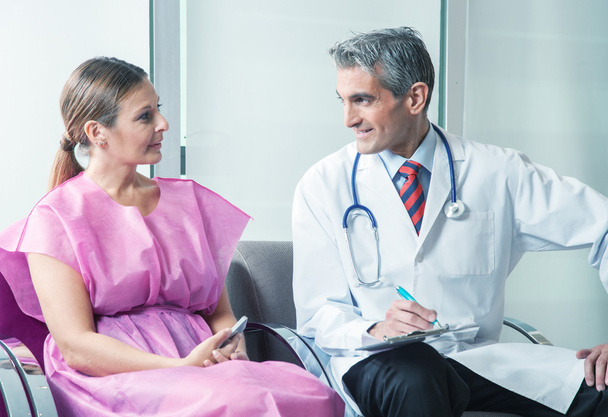 Médico varón hablando con paciente mujer
 - Foto, Imagen