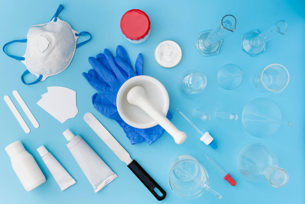 Equipo de laboratorio farmacéutico, vista plana o superior sobre mesa blanca y azul. Para ungüento y preparación de crema. - Foto, imagen