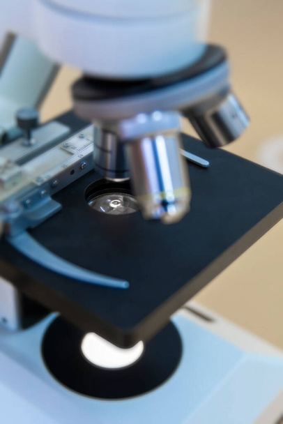 Microscopios o microscopio biológico utilizados en laboratorios, escuelas, para histología y patología. - Foto, imagen