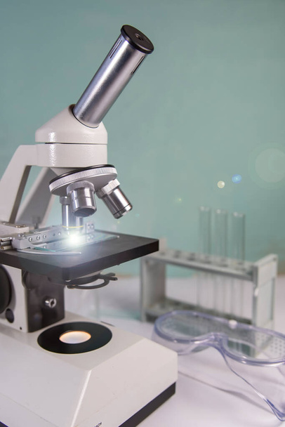 Микроскопы или биологический микроскоп, используемый в лабораториях, школах, для гистологии и патологии. - Фото, изображение