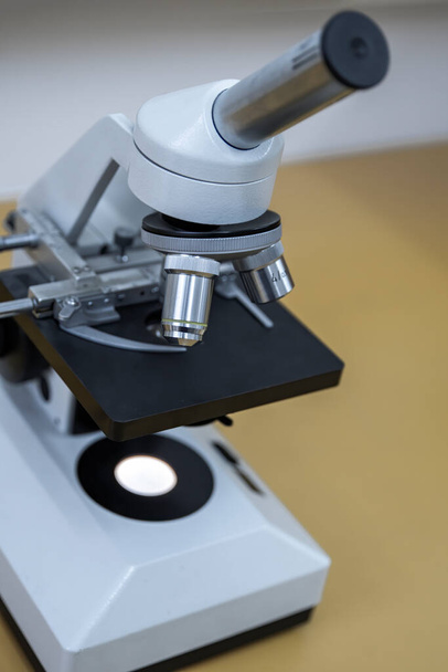 Μικροσκόπια ή βιολογικό μικροσκόπιο που χρησιμοποιούνται σε εργαστήρια, σχολεία, για ιστολογία και παθολογία. - Φωτογραφία, εικόνα