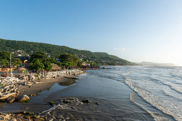 Paesaggio naturale sulla spiaggia con bel cielo blu. Puerto Colombia, Atlantico, Colombia.  - Foto, immagini