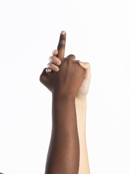 Les jeunes femmes multiethniques tiennent la main ensemble doigt vers le haut pour être numéro un, ils montrent l'harmonie de l'équipe d'amis d'affaires, ont un accord d'expressions positives. Concept d'unité commerciale. fond blanc isolé - Photo, image