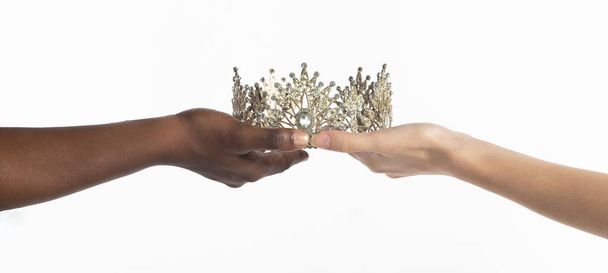 Diamantene Krone für Gewinnerin des Wettbewerbs Miss Schönheitswettbewerb, internationale Endrunde. Multinationale multirassische multiethnische, Menschen auf der ganzen Welt beitreten Schöne Person, Anti-Rassismus - Foto, Bild