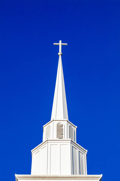 Valkoinen risti tornin päällä, kopiotila, pystysuora - Valokuva, kuva