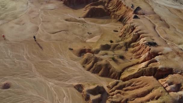 Luftaufnahme des Steinbruchs an der Oberfläche der Landschaft durch Bodenerosion. - Filmmaterial, Video