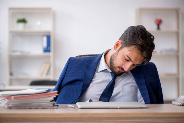 Nuori liikemies työntekijä erittäin väsynyt työpaikalla - Valokuva, kuva