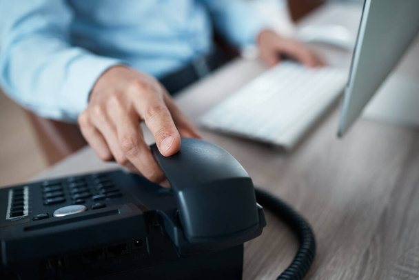 Χέρι της ρεσεψιονίστ στο τηλέφωνο, πρόσωπο επικοινωνήστε μαζί μας στο γραφείο επιχειρήσεων και επικοινωνίας στο γραφείο βοήθειας. Απάντηση πελάτη κλήση στην εταιρεία, βοηθός στην εταιρική crm και γραμματέας τηλεφωνικού κέντρου εργασίας. - Φωτογραφία, εικόνα