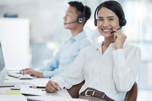 Business, call center consultant woman for online support, ecommerce help or IT innovation. Telemarketing agent, advisor or virtual customer service portrait with crm information technology solution. - Φωτογραφία, εικόνα