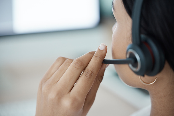 Call centrum, ruce a ženy se sluchátky zákaznického servisu, kontaktujte nás podpora sluchátka a crm poradenství. Přiblížit, recepční nebo telemarketingový konzultant mluvící v prodejní kanceláři b2b. - Fotografie, Obrázek