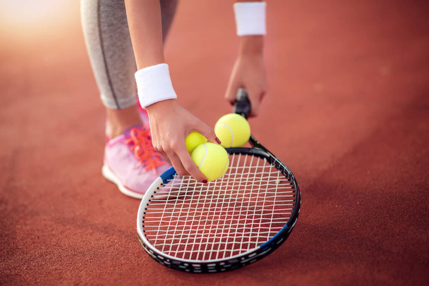 Κοντινό πλάνο για ρακέτα και μπάλα στο χέρι του παίκτη του τένις. - Φωτογραφία, εικόνα