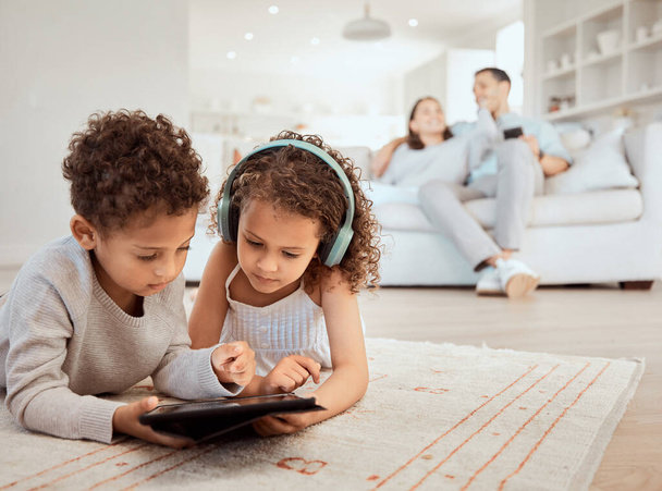 Explorando o mundo online. um irmãozinho e irmã usando um tablet digital juntos em casa - Foto, Imagem