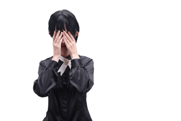 Девушка с короткими волосами, одетая в черное - Фото, изображение