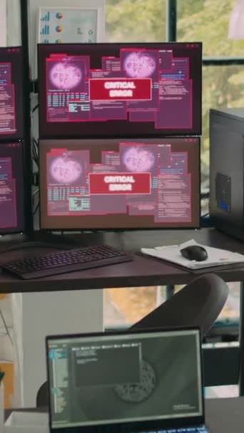 Verticale video: Computerschermen draaien hacking alert beveiligingslek in lege software het agentschap kantoor, kritische foutmelding knipperen op het scherm met data-algoritmen. Gehackte systeemserver - Video