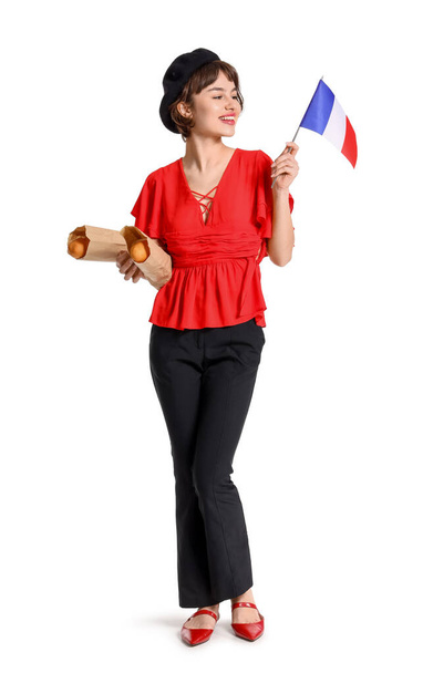 Mladá žena s vlajkou Francie a bagetami na bílém pozadí - Fotografie, Obrázek