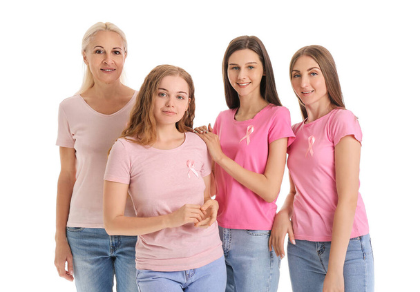 Krásné ženy s růžovou uvědomění stuhy na bílém pozadí. Koncept karcinomu prsu - Fotografie, Obrázek