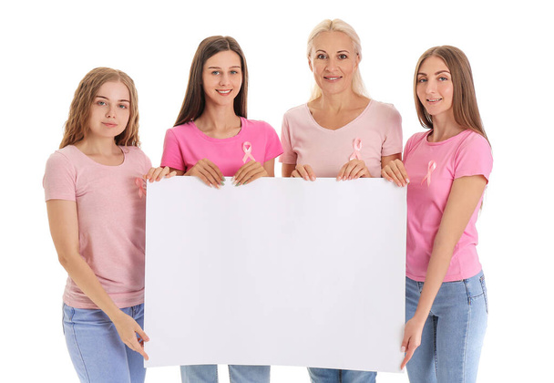 Schöne Frauen mit rosafarbenen Bändern und leerem Poster auf weißem Hintergrund. Brustkrebs-Konzept - Foto, Bild