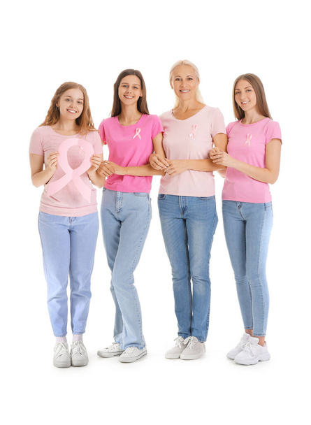 Beyaz arka planda pembe farkındalık kurdeleleri olan güzel kadınlar. Göğüs kanseri kavramı - Fotoğraf, Görsel