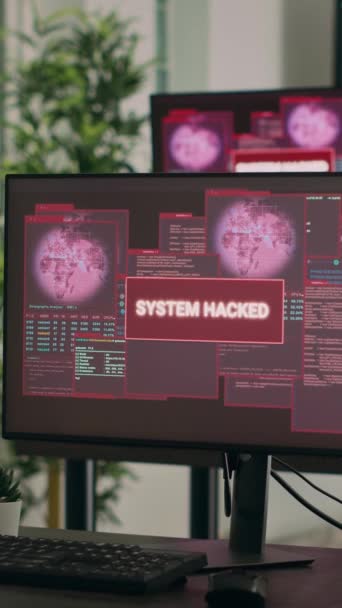 Vertikální video: Počítače zobrazující hackerský poplach a narušení bezpečnosti ve vývojové kanceláři. Zobrazení kritické chybové zprávy blikající na obrazovce po havárii systému, upozornění na hrozbu. - Záběry, video