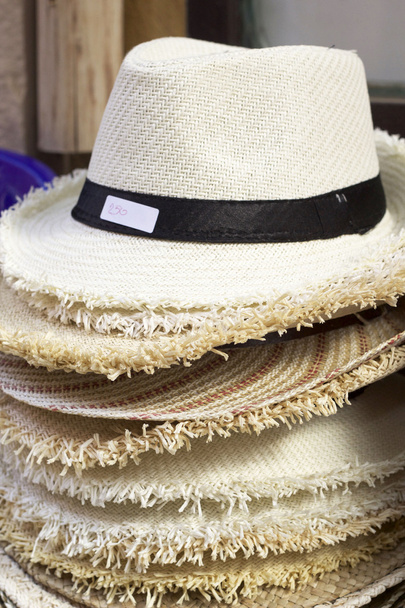 Шляпы на продажу на рынке
 - Фото, изображение