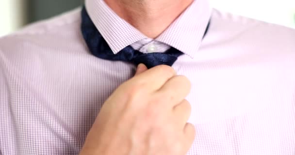 El hombre de camisa blanca endereza la corbata de cerca. Empresario y etiqueta de negocios en ropa - Metraje, vídeo