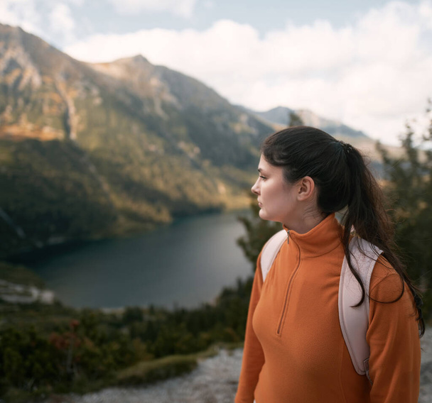 Piękna brunetka wędruje po górach Europy. Młoda dziewczyna relaksująca się w Tatrach. Koncepcja zdrowego aktywnego życia na świeżym powietrzu - Zdjęcie, obraz