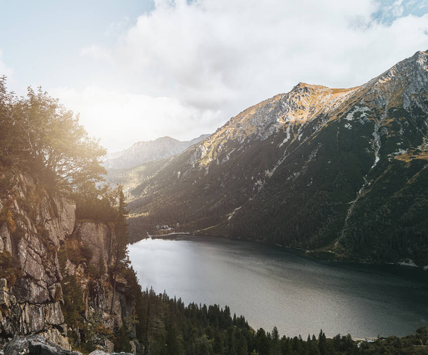 La belleza de la naturaleza concepto de fondo. Fantástico panorama de las montañas de Tatra y el lago con color turquesa en Polonia. Pintoresca puesta de sol en las montañas de Europa. - Foto, imagen