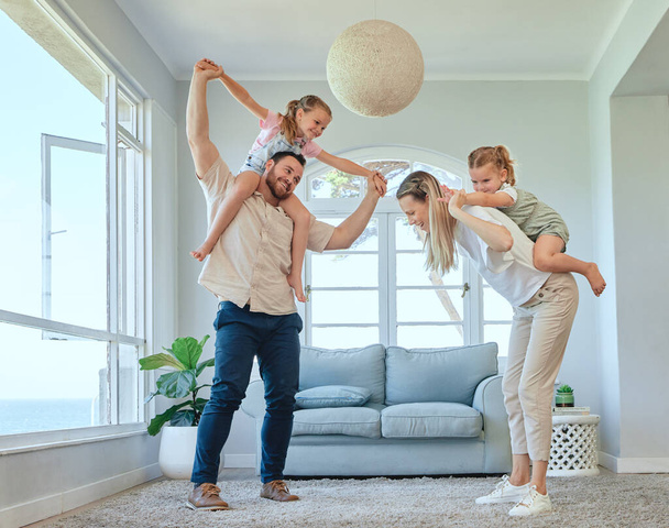 Denní hraní. mladá rodina baví společně v salonku doma - Fotografie, Obrázek