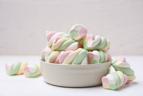 Tigela com marshmallows coloridos na mesa branca, close-up - Foto, Imagem