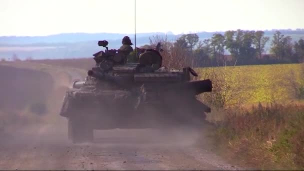 Ukraiński czołg jedzie drogą między polami. Kontratak ukraińskiej armii. Prawdziwa wojna 2022. Rosja zaatakowała Ukrainę. Ukraina broni swojej niepodległości i uwalnia terytoria - Materiał filmowy, wideo
