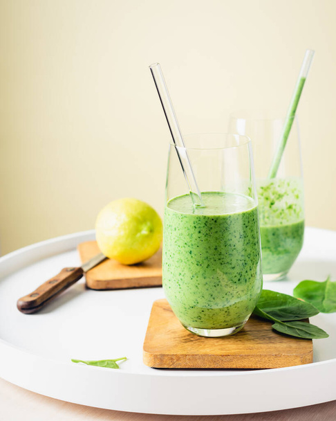 Здоровый зеленый смузи, шпинат, киви и лимон. - Фото, изображение