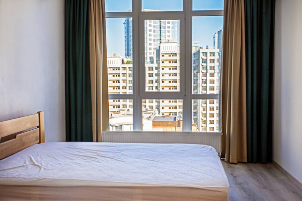 vista de arranha-céus de uma janela panorâmica em um interior elegante, horizonta - Foto, Imagem