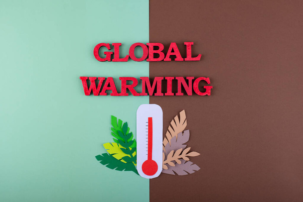 Opwarming van de aarde en klimaatveranderingsconcept met papieren thermometer - Foto, afbeelding