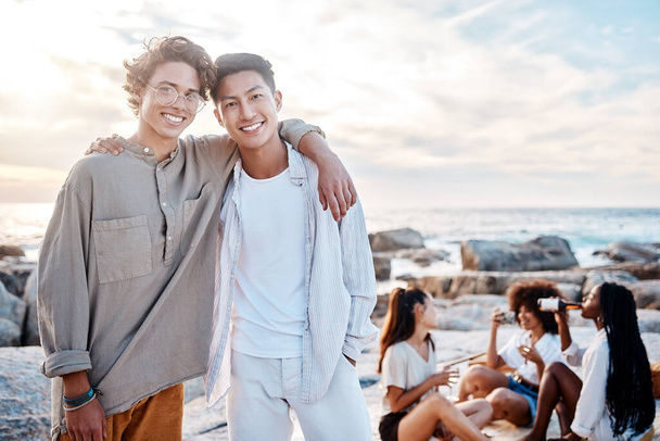 Retrato de dos jóvenes atractivos parados juntos en la playa. asiático macho y su mejor amigo abrazándose uno a otro en un día fuera con amigos. - Foto, imagen