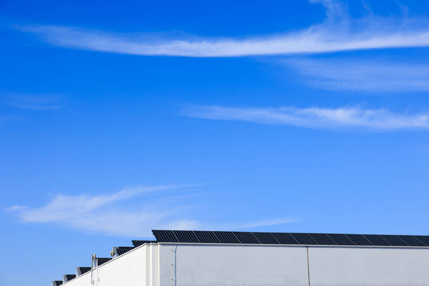 φωτοβολταϊκά πάνελ στην οροφή του βιομηχανικού κτιρίου - Φωτογραφία, εικόνα