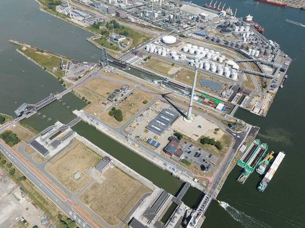 Судно Boudewijluis - шлюз в порту Фалп. Её длина 360 метров, ширина 45 метров. Индустиральный порт для судов и коммерческих судов в гавани. - Фото, изображение