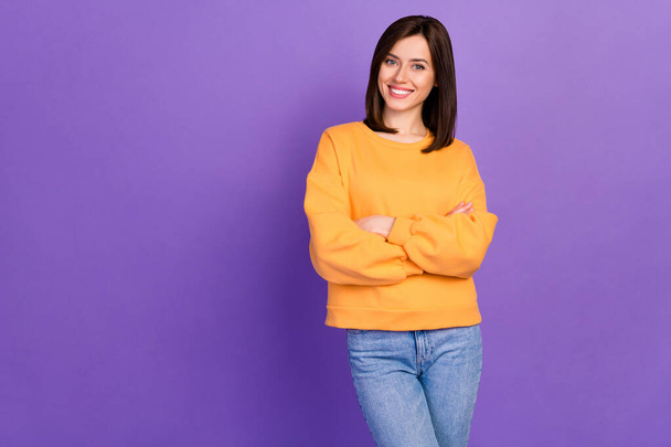 Закрыть фотографию симпатичной дамы в оранжевом свитере удовлетворило качество одежды хороший выбор пустое пространство, изолированное на фиолетовом цветовом фоне. - Фото, изображение