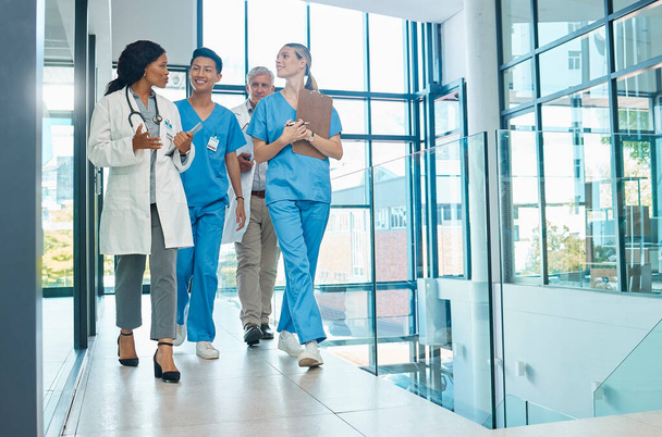 En camino para salvar vidas. un grupo de médicos discutiendo en un hospital moderno - Foto, imagen