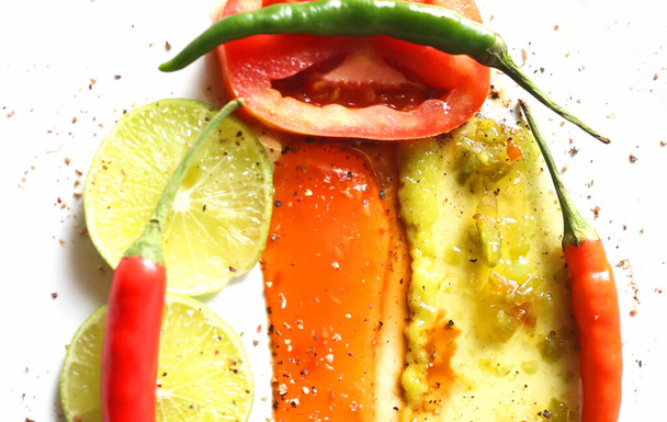 Mistura de molho picante, legumes e especiarias, belas cores dos ingredientes, cozinha asiática - Foto, Imagem