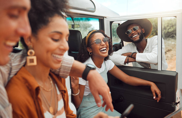 Automatka, ystävät ja matkustaa miehen ja naisen ryhmä nauraa tai vitsailee istuessaan autossa ulkona luonnossa. Onnellinen, loma ja kuljetus kaveriryhmän kanssa hauskaa seikkailun aikana. - Valokuva, kuva