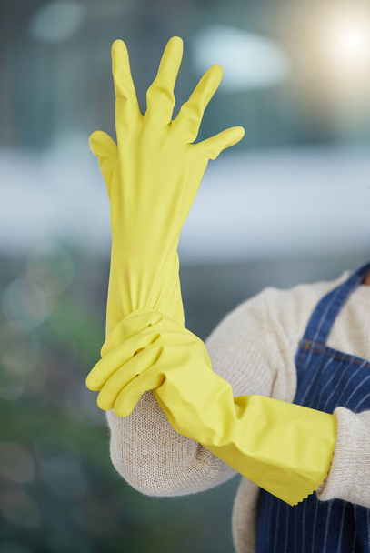 Kobieta, ręce lub rękawice czyszczące do sprzątania domu, sprzątaczki lub pracownika. Powiększenie bezpieczeństwa opieki zdrowotnej, ochrony lub ochrony gumy do medycznej wiosny czyste, utrzymanie wirusa lub bakterii. - Zdjęcie, obraz