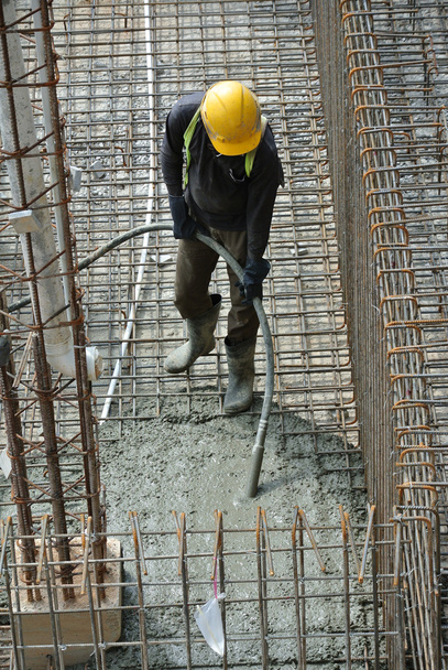 Εργάτες οικοδομών, χρησιμοποιώντας συγκεκριμένο δονητής - Φωτογραφία, εικόνα