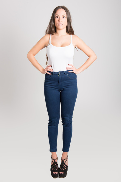 Жінка з довгим волоссям в білій футболці і блакитних джинсах
 - Фото, зображення